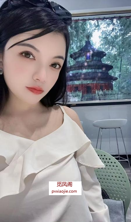 短发气质美女